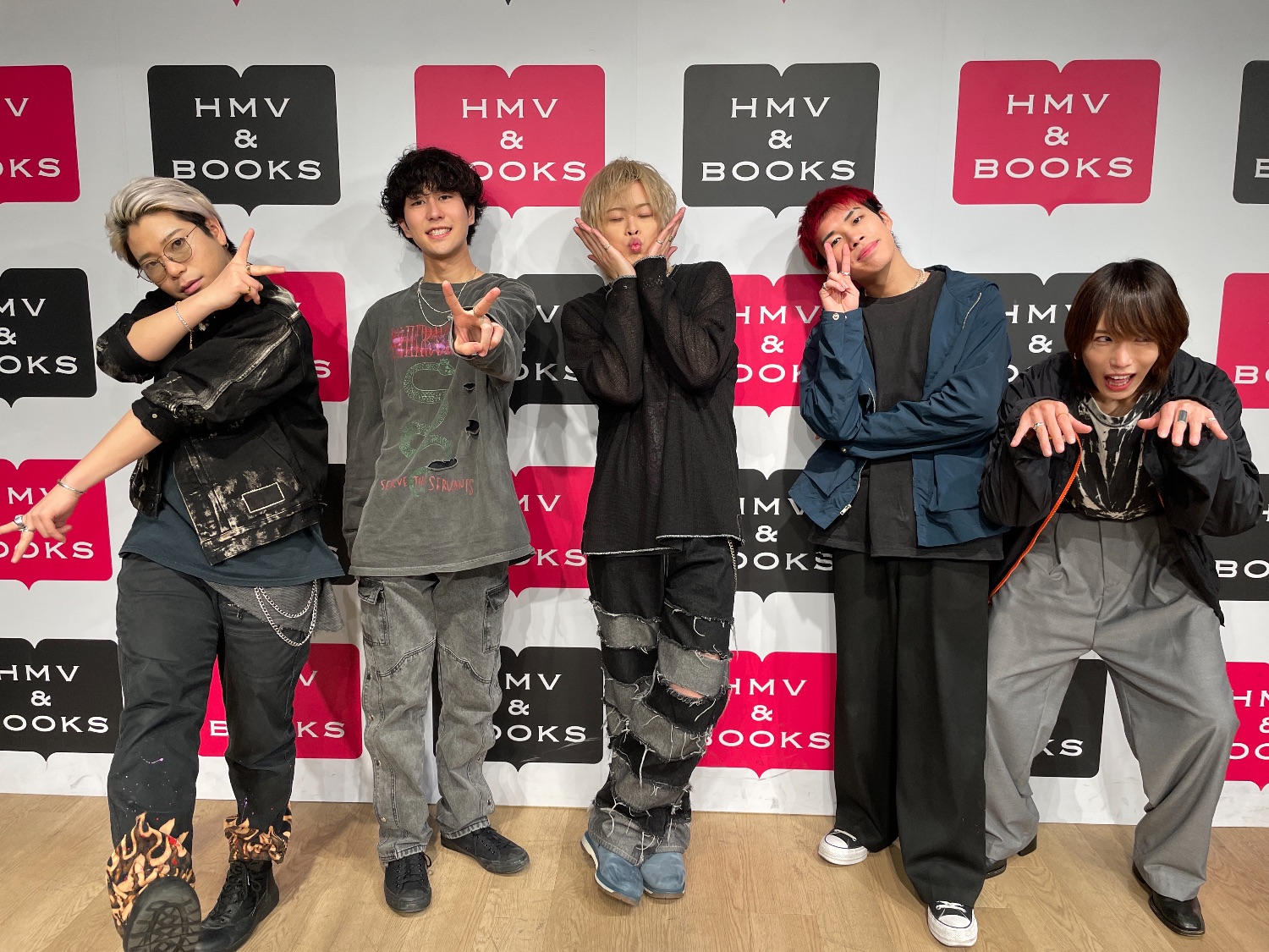 hearts2hearts kms 上海サイン会 手渡し ポスカ 8枚セット 小倉 唯 Official on X: 